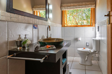 Cliffedge Cottage bathroom in top Knysna self-catering cottages close to forest attractions. Ideal Knysna Self-catering Cabin for Couples.
