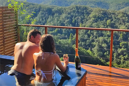 Cliffedge Cottage wood fired hot tub with a spectacular view - Fully Equipped Knysna self-catering cottages close to Knysna forest attractions. Ideal for two.
